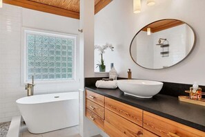 Dusche, Handtücher, Shampoo
