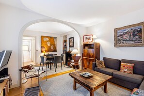 TV - GuestReady - magnificent stay in the 3rd arr. (Paris)