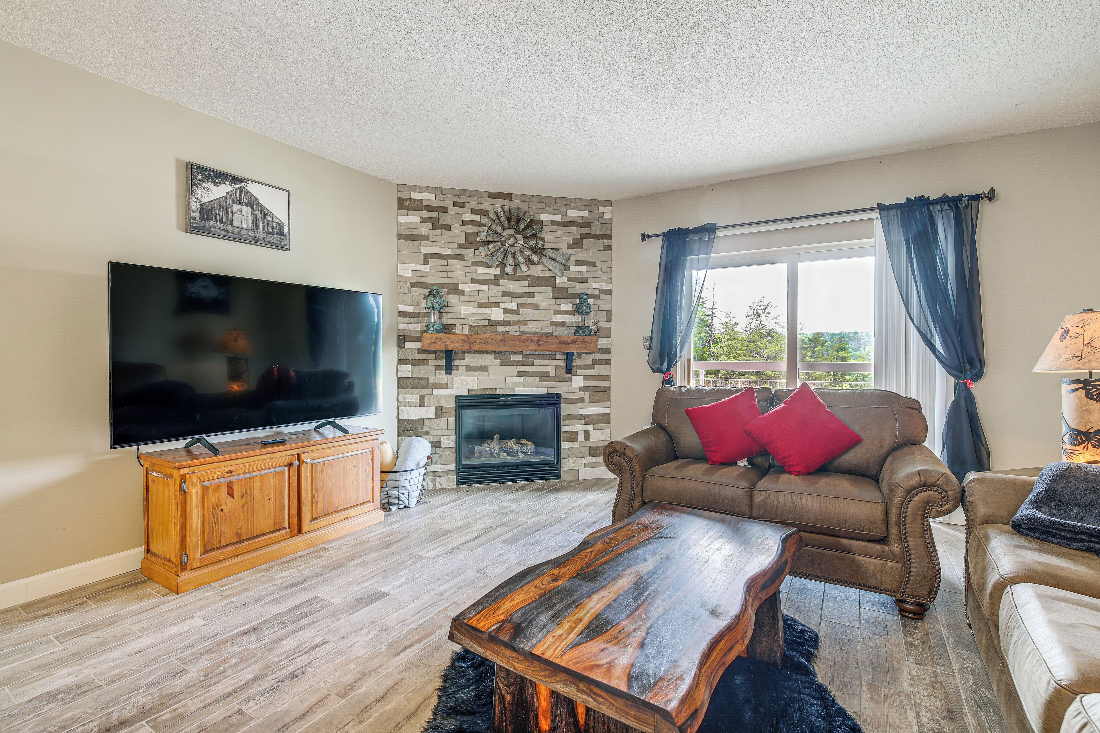 Pigeon Forge Condo w/ Pools ~ 3 Mi to Dollywood!