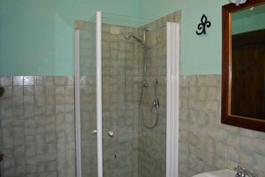 Bathroom - Holiday flat with pool and valley view (Asciano)