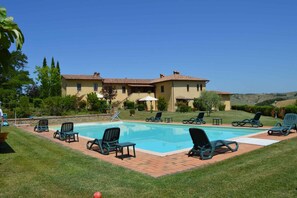 Pool - Holiday flat with pool and valley view (Asciano)
