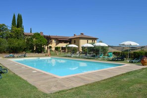 Pool - Holiday flat with pool and valley view (Asciano)