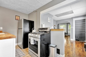 Cookware/dishes/utensils - Charming 1 Bedroom House in Lansing, MI (Lansing)