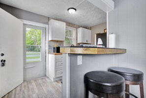 Batterie de cuisine, vaisselle et ustensiles