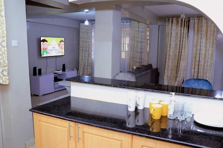 Refrigerador, microondas, utensilios de cocina