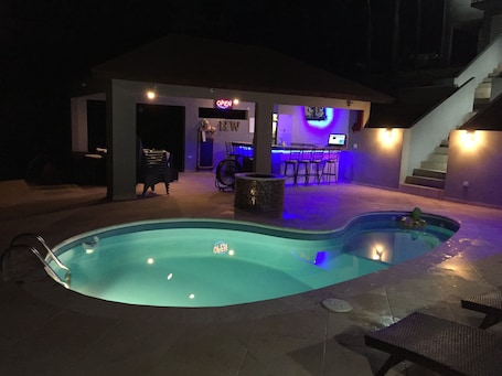 Pool. Cozy studio with private Pool and Bar modern amentities perfect for relaxation.