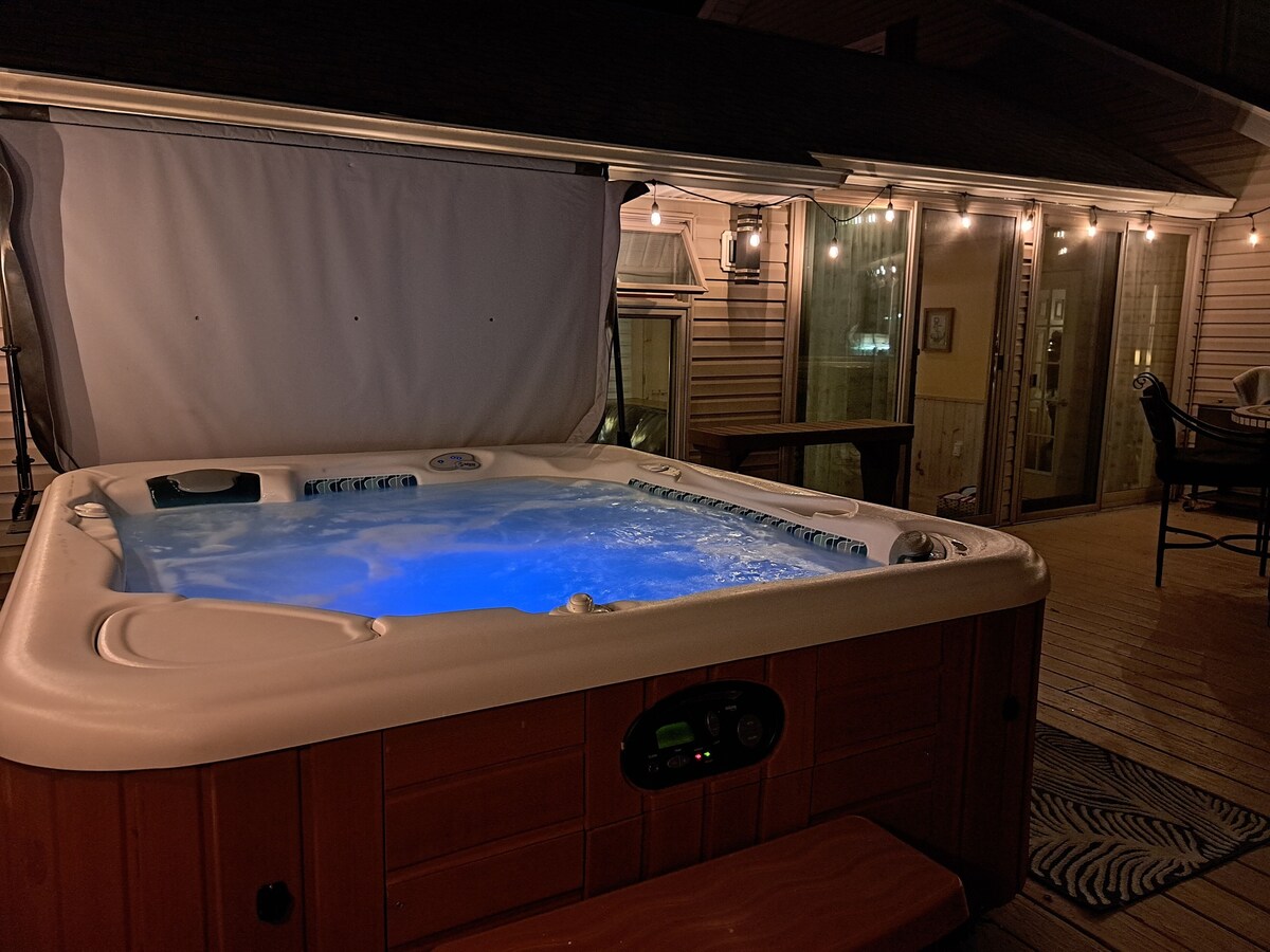 Cape May / 4 BR w/ 2KingBeds / Sleeps14/ Pool&HotTub / Fireplace&FirePit/ DogsOK