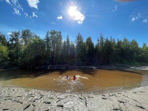 Sun loungers - At The River — Secluded Cabin with Private River Access (Woodlands County)