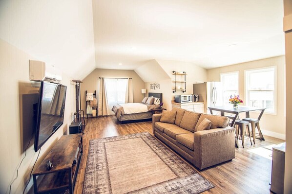 1 bedroom, desk, iron/ironing board, WiFi