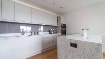 Frigorífico, microondas, horno y placa de cocina