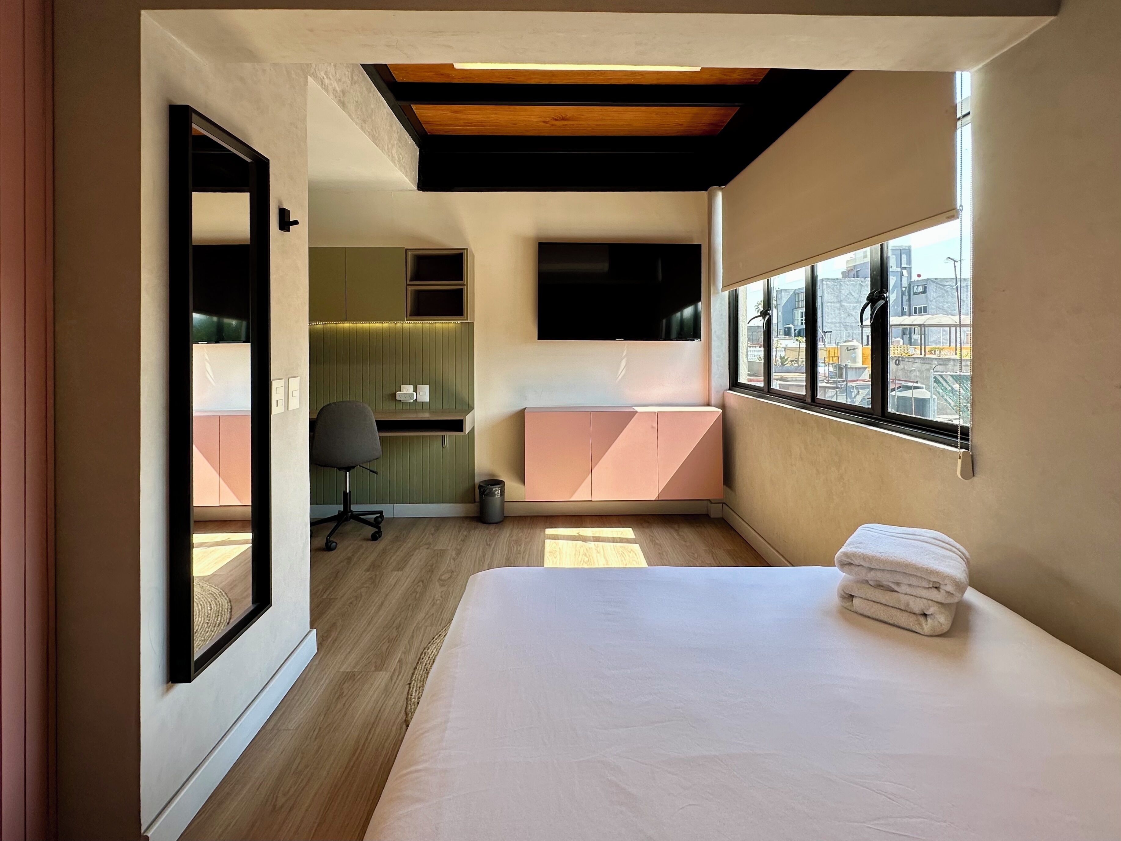 Studio – classic | Skrivebord for bærbar PC, blendingsgardiner og wi-fi (inkludert)