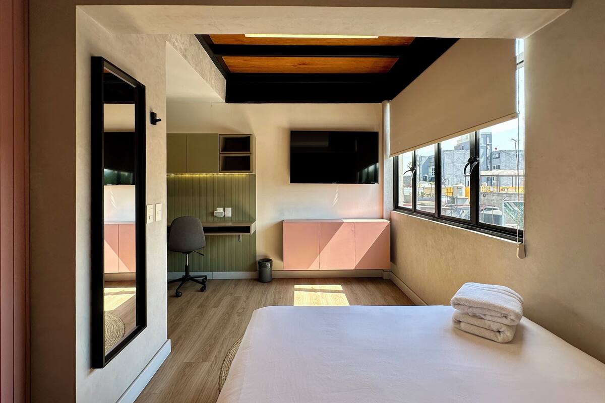 Studio – classic | Skrivebord for bærbar PC, blendingsgardiner og wi-fi (inkludert)