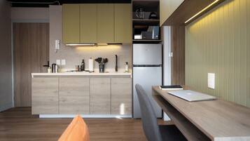 Estudio superior | 1 habitación, espacio para trabajar con laptop y cortinas blackout