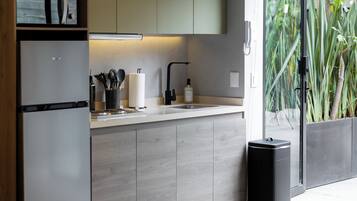 Studio + Terrace | 1 habitación, espacio para trabajar con laptop y cortinas blackout