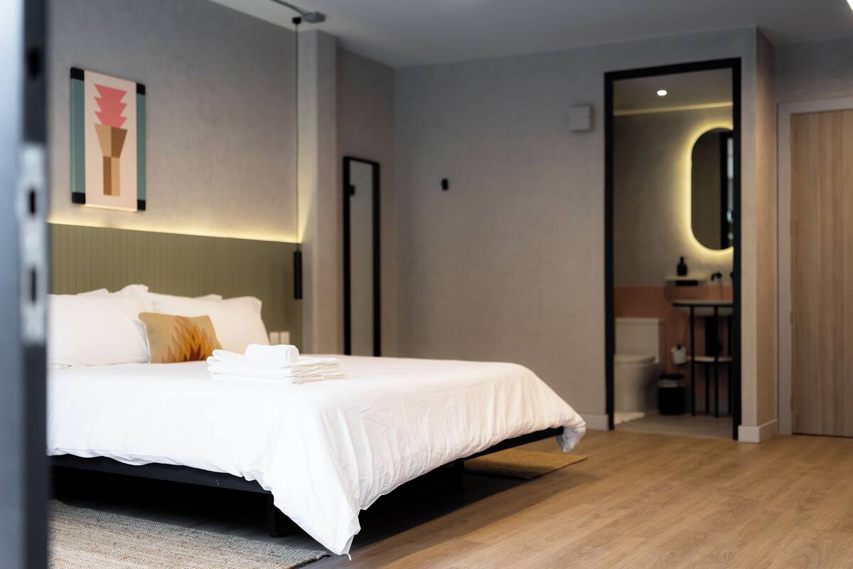 Large Studio + Terrace | 1 多间卧室、笔记本电脑工作区、免费 WiFi、床单