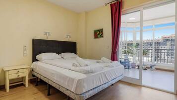 3 slaapkamers, een strijkplank/strijkijzer, gratis wifi, beddengoed