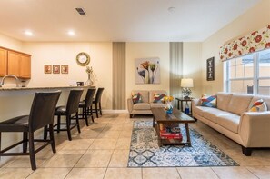 Townhome - 4 sovrum - privat pool - vid poolen | Vardagsrum | Smart-tv