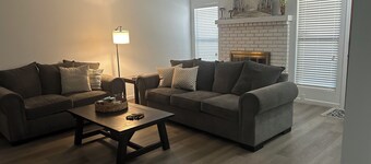 Visalia, cozy, clean condo ! Short drive to SEQUOIA NP & downtown.Pets welcome!