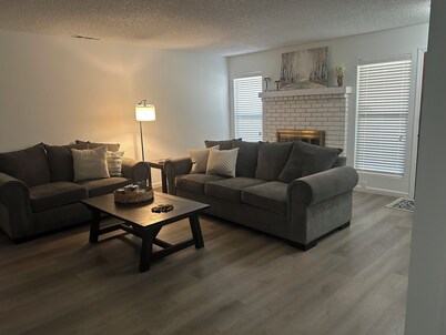 Visalia, cozy, clean condo ! Short drive to SEQUOIA NP & downtown.Pets welcome!