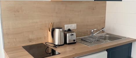 Réfrigérateur, micro-ondes, plaque de cuisson, cafetière/bouilloire