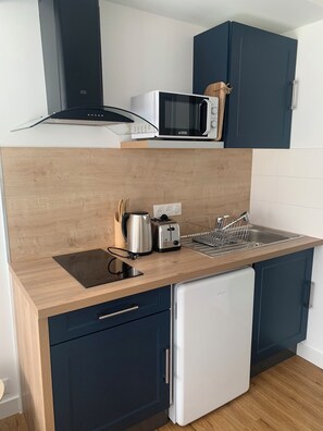 Fridge, microwave, stovetop, coffee/tea maker - Studio la Voie Verte Wifi + TV (Lorient)