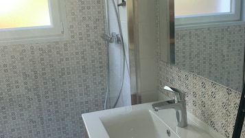 Douche, sĂšche-cheveux, serviettes fournies, savon