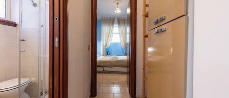 1 slaapkamer, een strijkplank/strijkijzer, gratis wifi, beddengoed