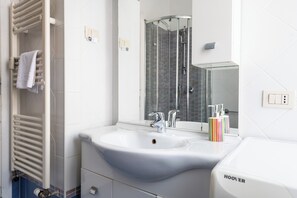 Doccia, asciugacapelli, bidet, asciugamani