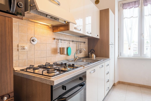 Frigorifero, microonde, forno, piano cottura