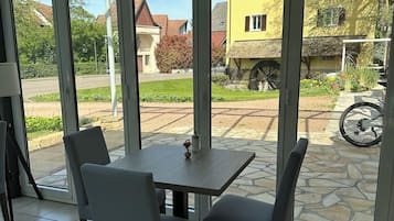 Tägliches Frühstücksbuffet (14 EUR pro Person)