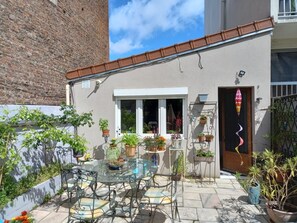 Outdoor dining - Maisonnette Cosy à Proximité de Paris - Majordome à Votre Disposition (Montreuil)