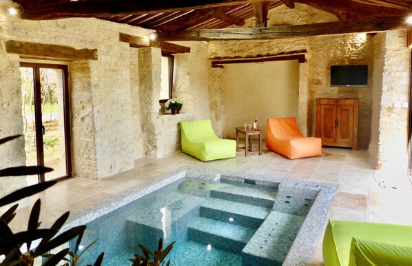 A heated pool - Maison Le Causse, private indoor swimming pool, 6 people maximum (Florimont-Gaumier)
