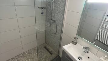 Ducha, secador de pelo, toallas y jabón
