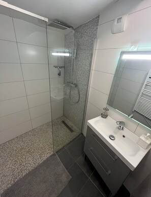 Douche, sèche-cheveux, serviettes fournies, savon