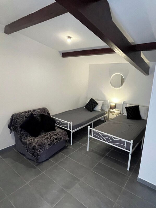 1 habitación, tabla de planchar con plancha, wifi gratis y ropa de cama
