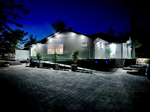 Welcome to HoneyScape - Newly Renovated 5 Bedroom Cottage