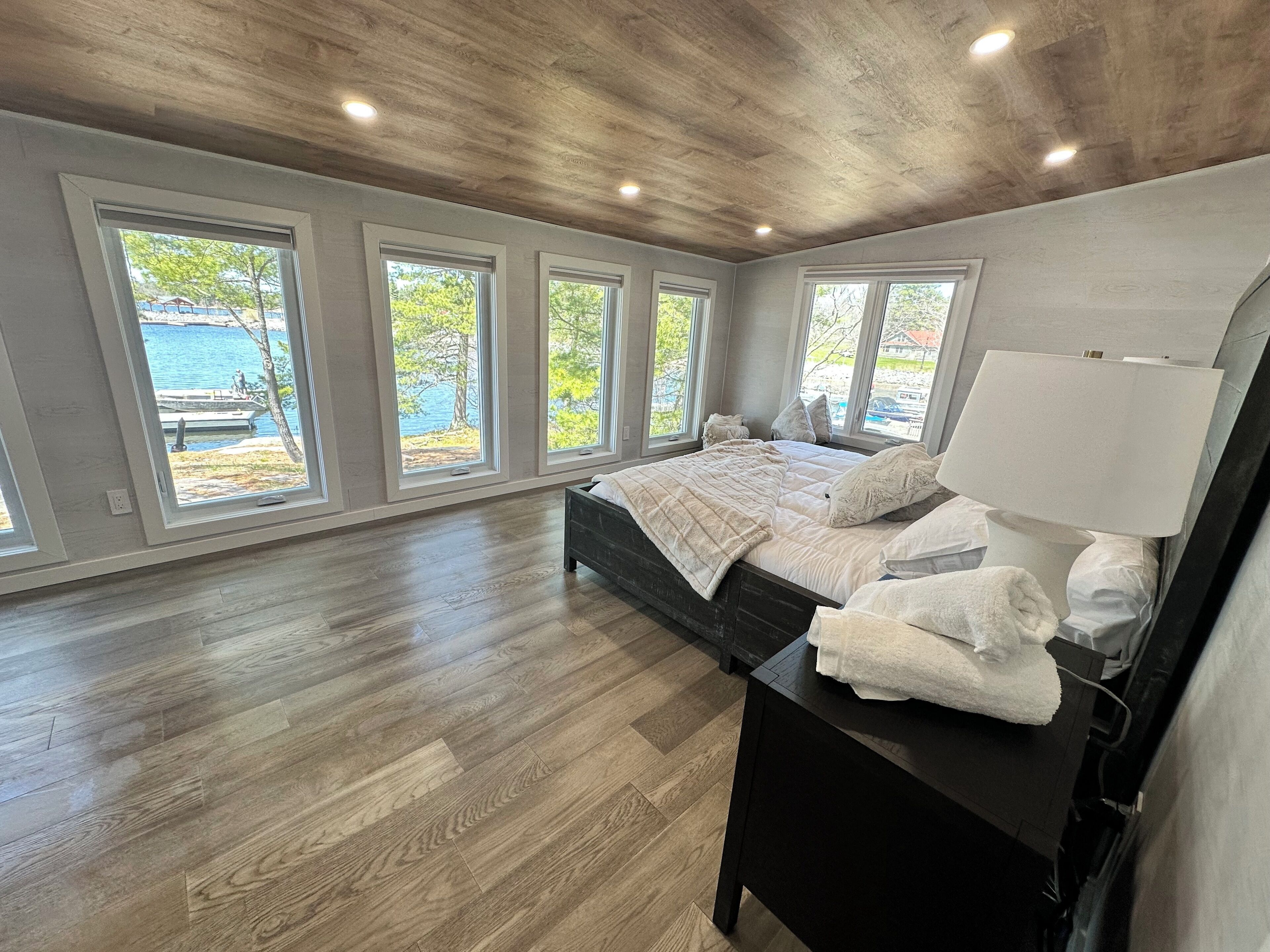 5 bedrooms, desk, travel crib, WiFi