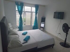 Soundproofing, free WiFi, bed sheets - casa olimpico  (Cali)