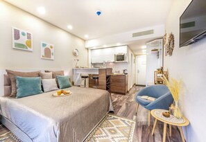 Een strijkplank/strijkijzer, wifi, beddengoed