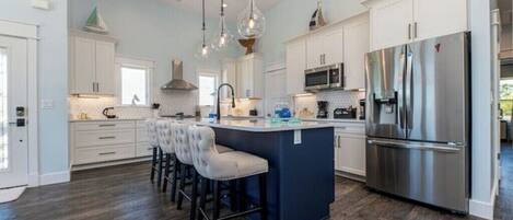 冷蔵庫、電子レンジ、オーブン、コンロ