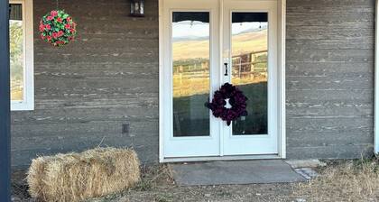 Beautiful mountain views, Close to trails, Pet friendly Farm Awaits you!