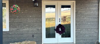 Beautiful mountain views, Close to trails, Pet friendly Farm Awaits you!