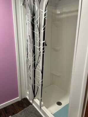 Ducha, toallas, papel higiénico