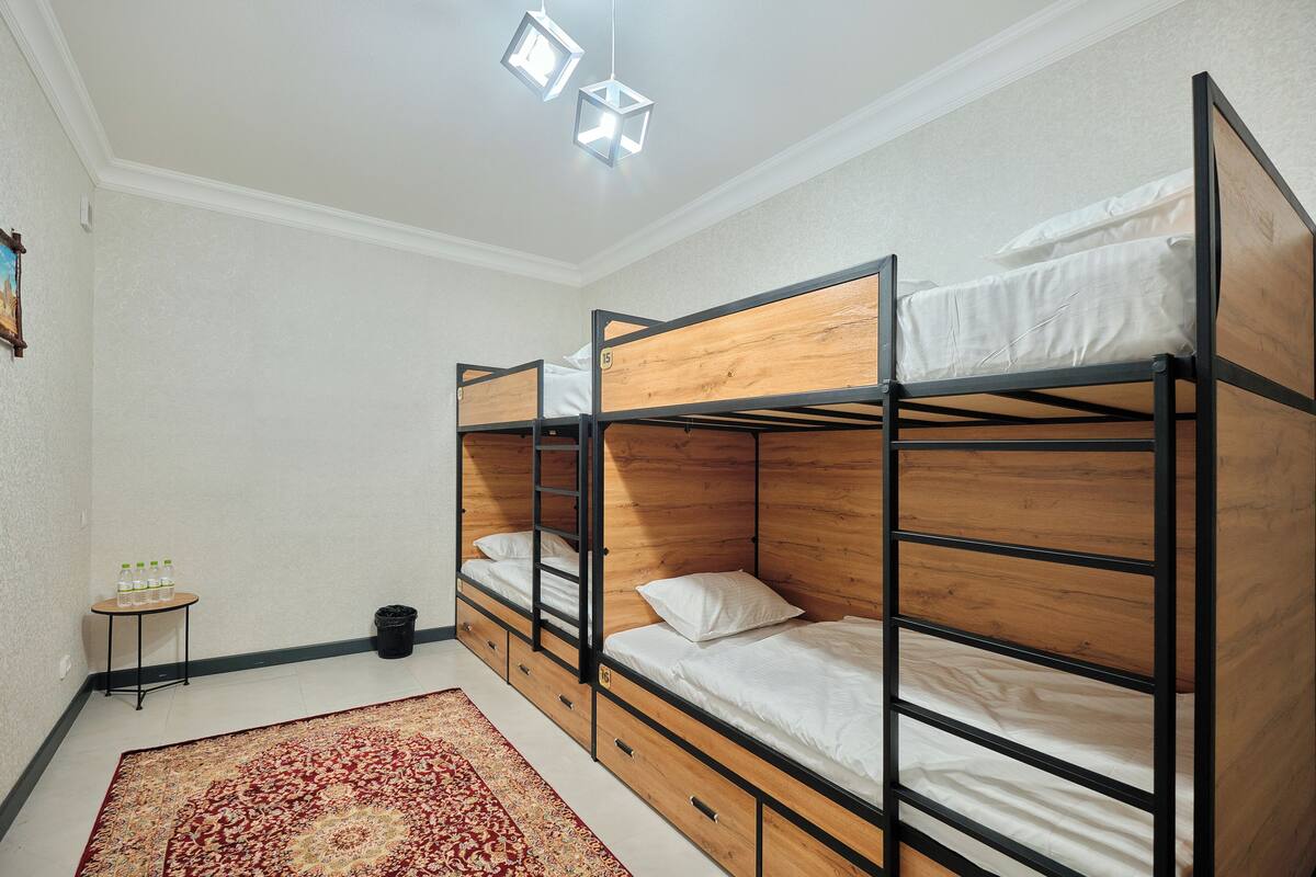 Dormitorio compartido básico | Caja de seguridad en la habitación y tabla de planchar con plancha