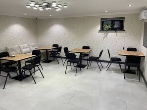 Refrigerador, microondas