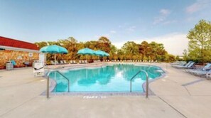 Una piscina cubierta, una piscina al aire libre