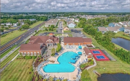 Large, beautiful house! 1.5 miles to Bethany Beach! Resort style amenities!!!