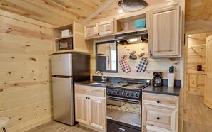 Kühlschrank, Mikrowelle, Wasserkocher mit Kaffee-/Teezubehör, Toaster