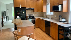 Private kitchen - Coquitlam Centre Mall 3 Bed 1 Bath in a Shared House (Port Coquitlam)