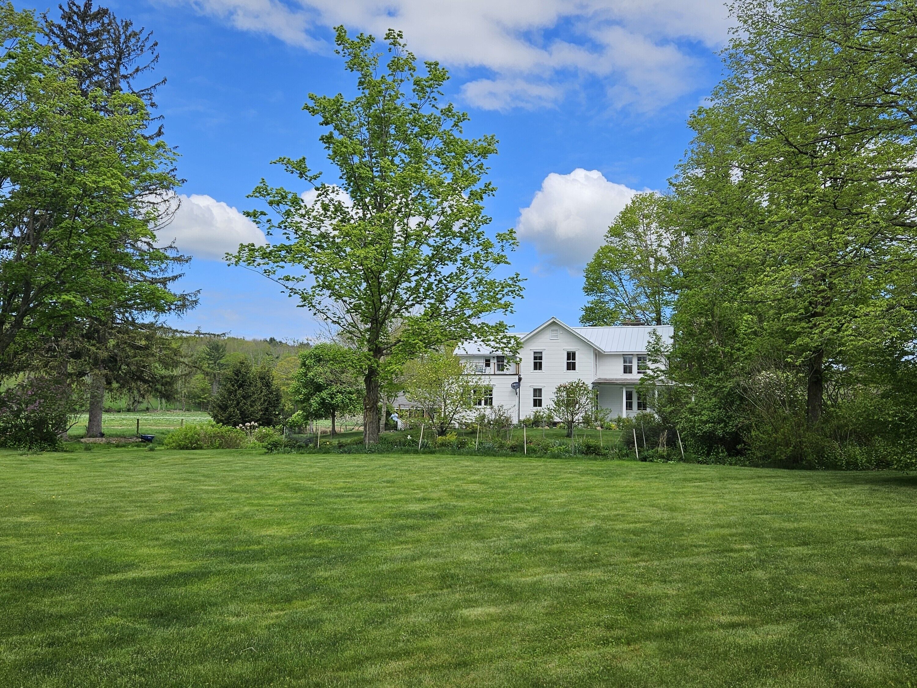 Beautifully renovated and decorated farmhouse on quiet Hillsdale country road